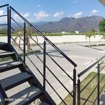 Escaleras con vista a las montañas
